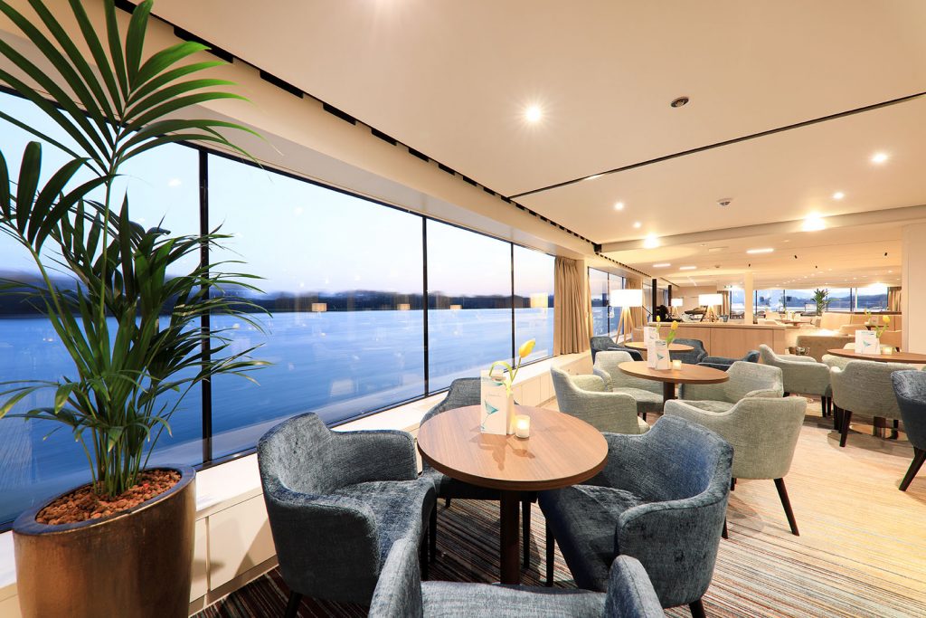 Bar and Lounge