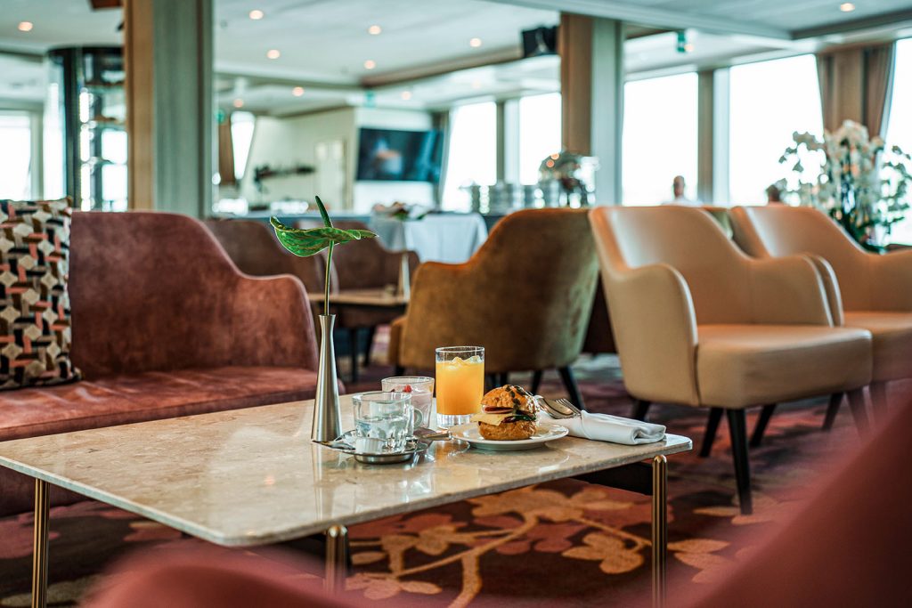 Bar and Lounge